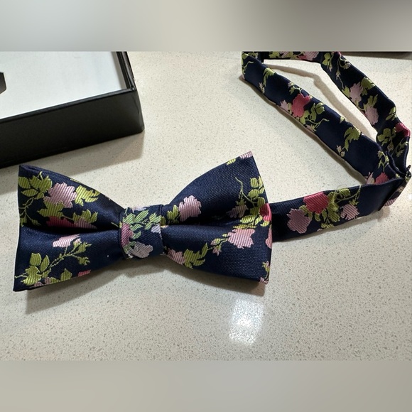 Deux par deux childrens bow tie floral print EUC in box - Picture 3 of 9